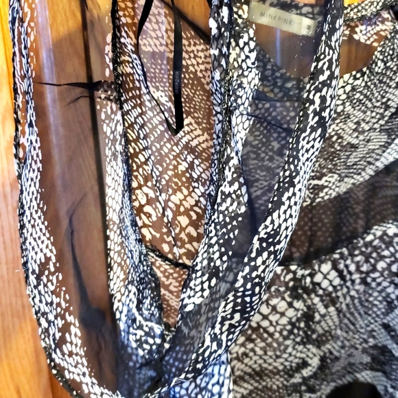 🌷🌷 MinkPink snakeprint top - Picture 4 of 6